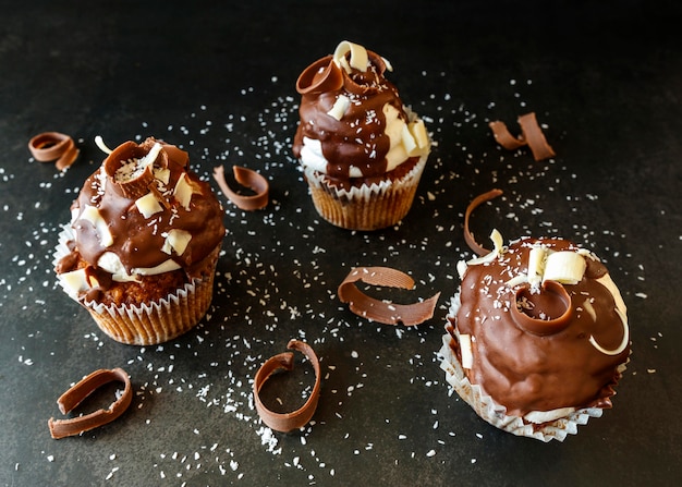 Free photo close-up view of delicious chocolate cupcakes