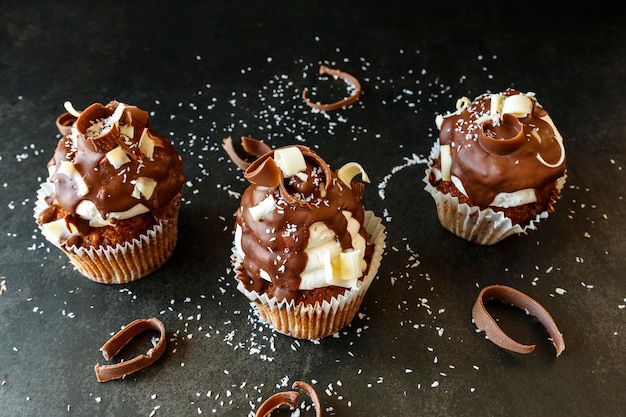 Free photo close-up view of delicious chocolate cupcakes