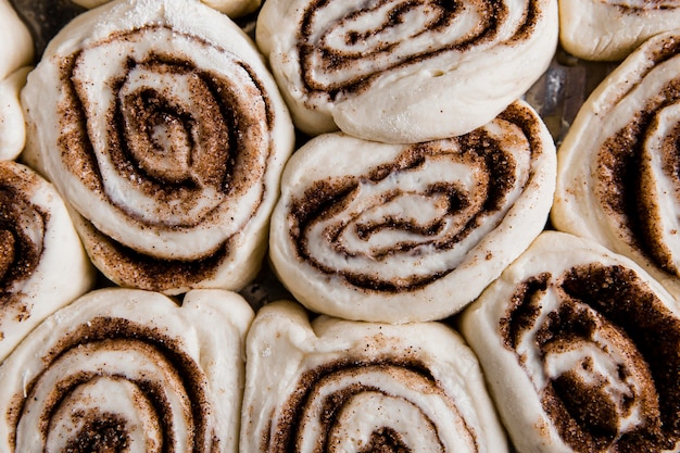 Free photo close-up view of delicious cinnamon rolls