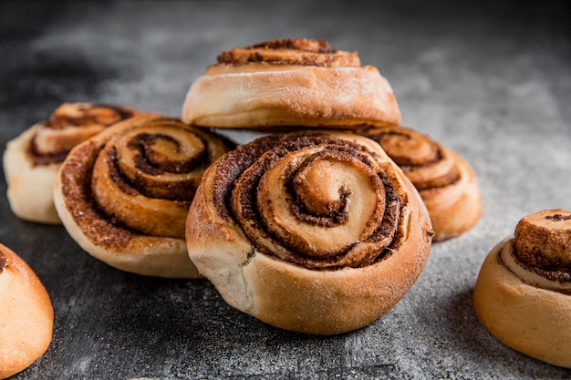 Free photo close-up view of delicious cinnamon rolls