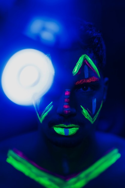 Free photo close-up view of man with fluorescent make-up