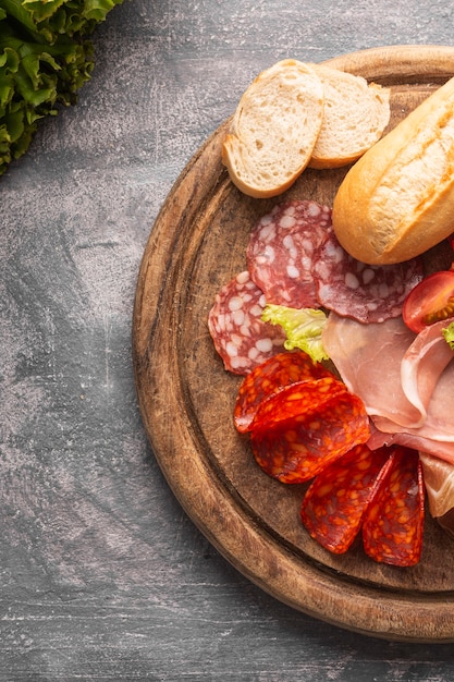 Free Photo close-up view of salami an tomatoes on plate