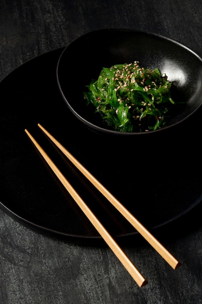 Free photo close-up view of seaweed salad