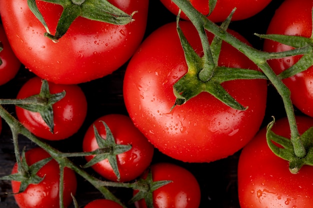 Free photo close-up view of tomatoes on wooden table