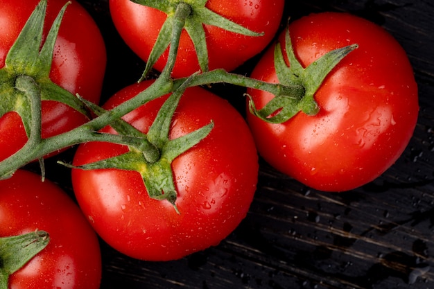 Free photo close-up view of tomatoes on wooden table