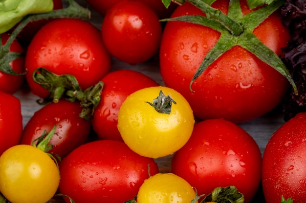 Free photo close-up view of tomatoes on wooden table