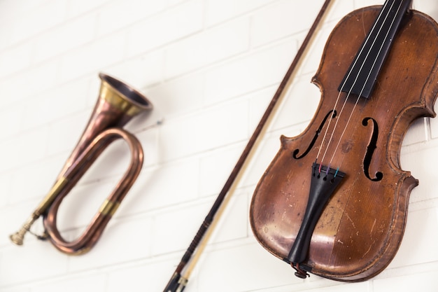 Free photo close-up of violin and trumpet