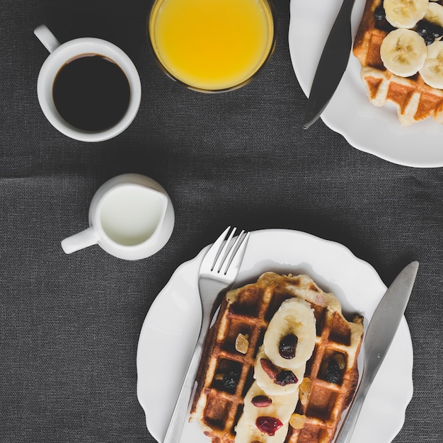 Free photo close-up waffles and drinks