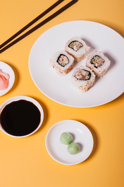 Free photo close-up wasabi and soy sauce near sushi