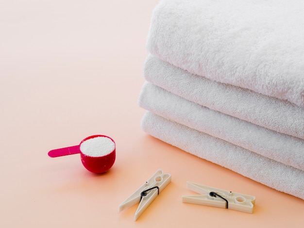 Free photo close-up white folded clean towels with clothes pin