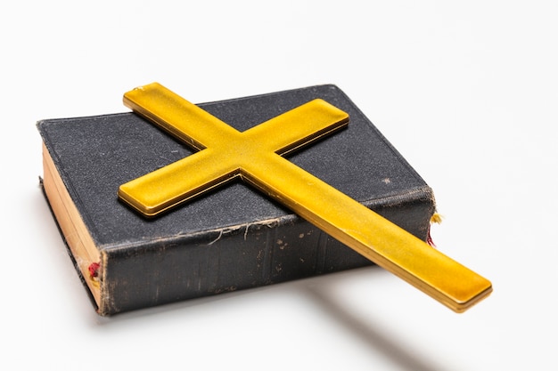 Free photo close-up with holy book and cross