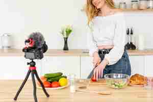 Free photo close-up woman cooking at home