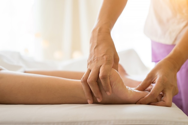 Free photo close-up of woman doing foot massage at spa.