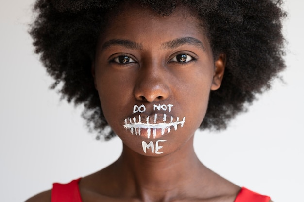 Free photo close up on woman expressing revolution message