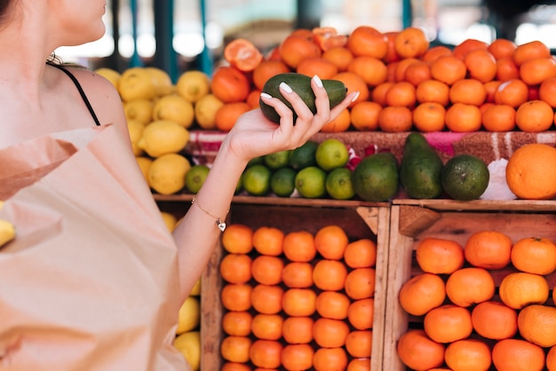 Free photo close-up woman holding an avocado