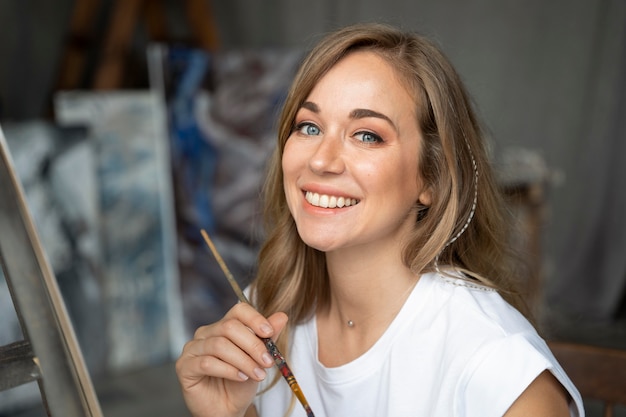 Free photo close up woman holding brush