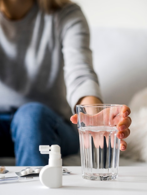 Free photo close-up woman holding glass