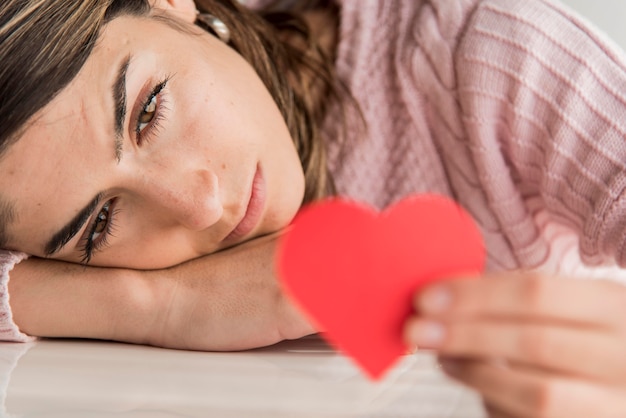 Free photo close-up woman holding heart