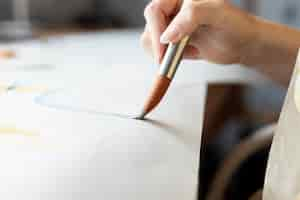 Free photo close-up woman holding painting brush