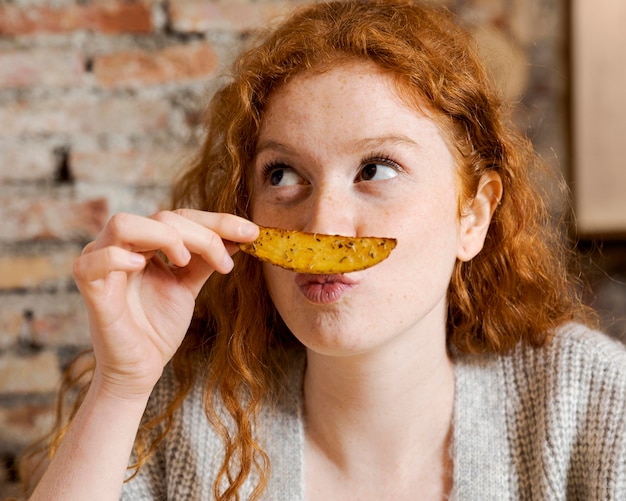 Free photo close up woman holding potato