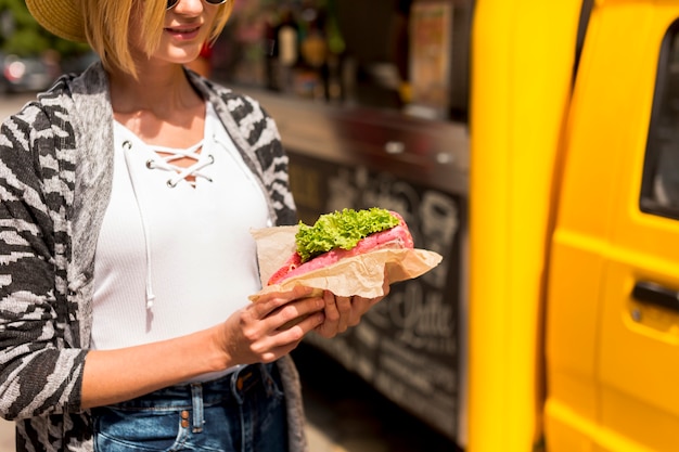 Free photo close-up woman holding a sandwich