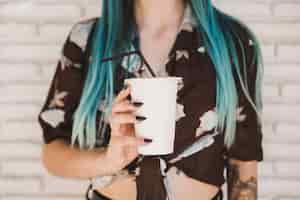 Free photo close-up of a woman holding takeaway coffee cup