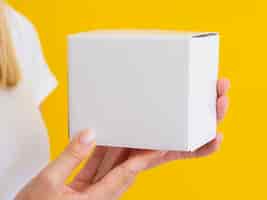 Free photo close-up woman holding up small box