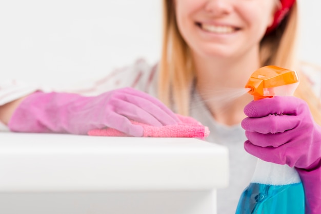 Free photo close-up woman at home working