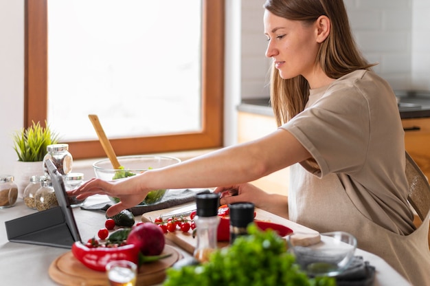 Free photo close up woman in kitchen