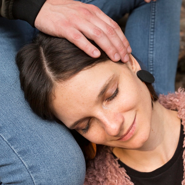 Free photo close-up woman laying on man leg