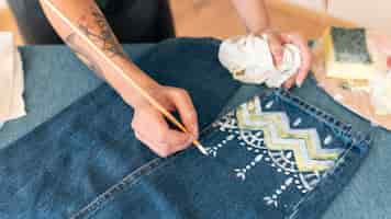 Free photo close-up woman painting jeans