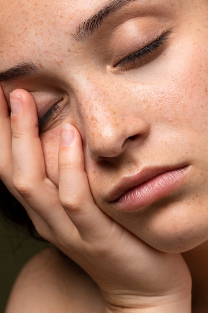 Free photo close up woman posing in studio