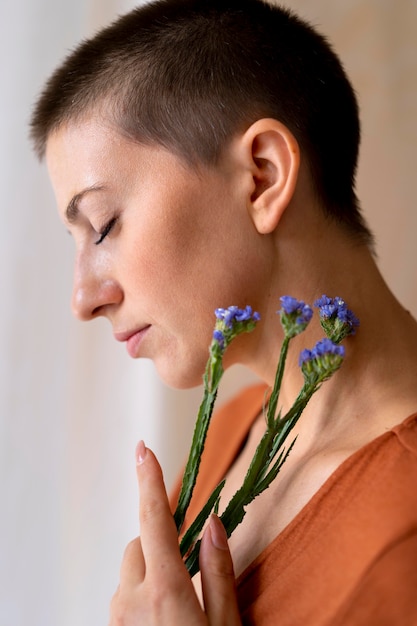 Free photo close up woman posing with flowers