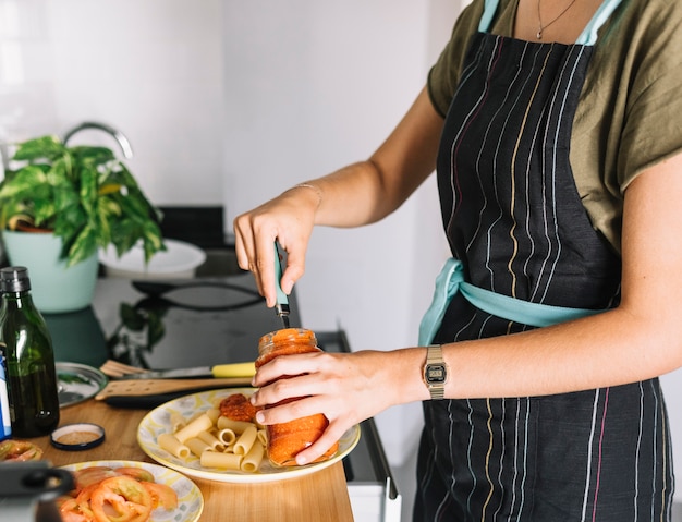 Free photo close-up of woman preparing pasta in the kitchen