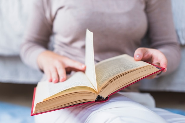 Free photo close-up of woman reading book