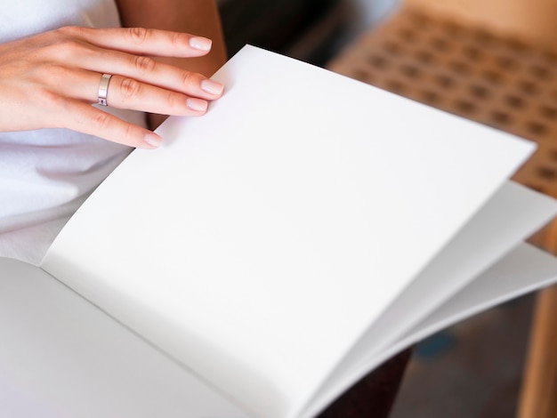 Free photo close-up woman reading a mock-up magazine