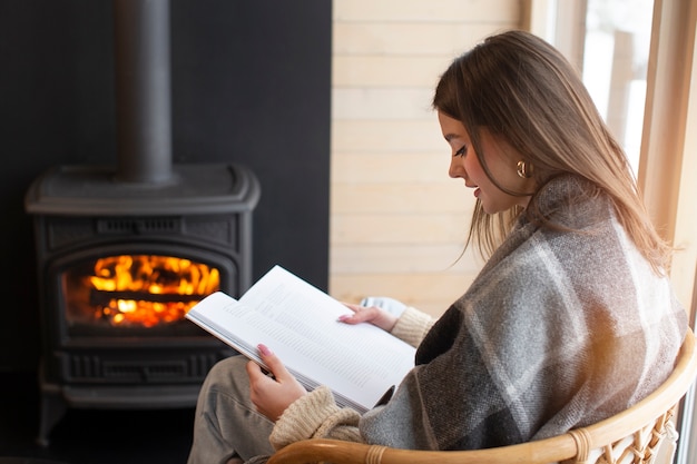 Free photo close up woman reading and relaxing