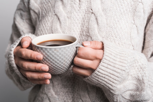 Free photo close-up of woman's hand holding coffee cup