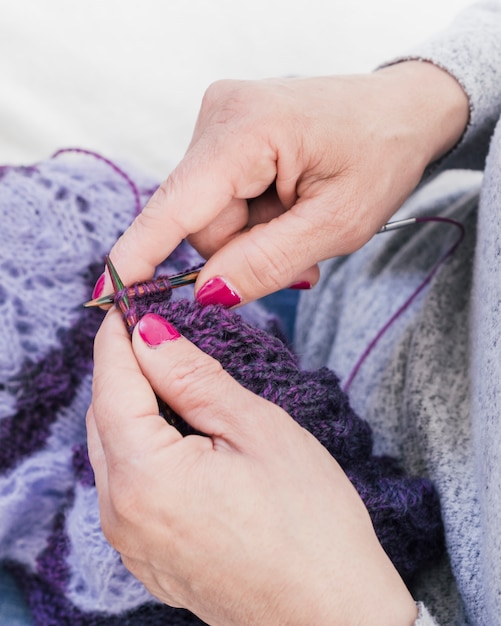 Free photo close-up of woman's hand knitting purple wool