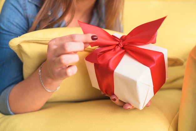 Free Photo close-up of a woman's hand with birthday gift