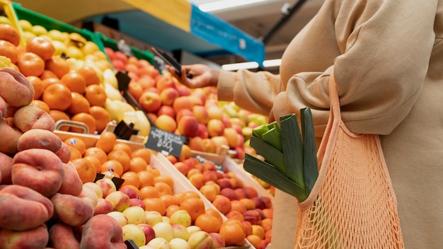 Free photo close up woman shopping for fruits