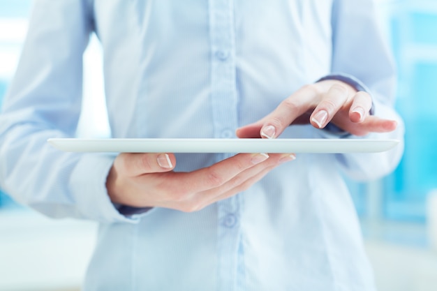 Free photo close-up of a woman using digital tablet