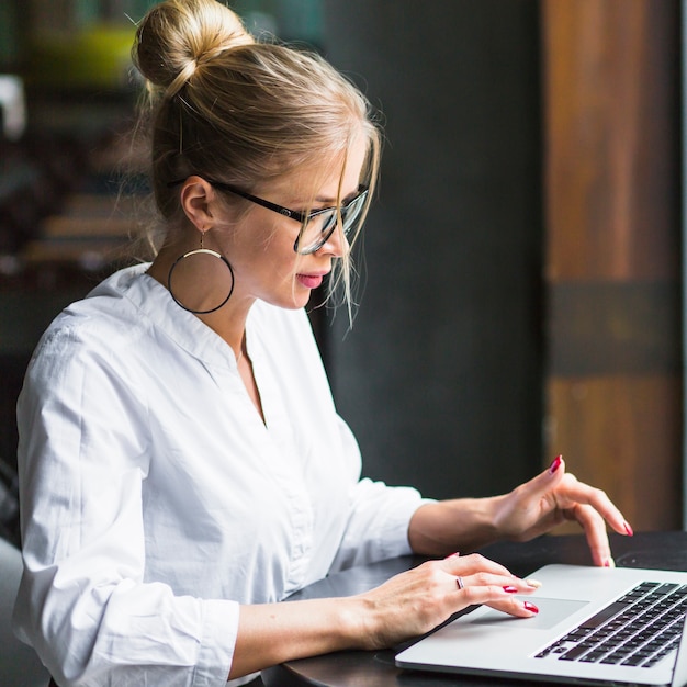 Free Photo close-up of a woman using laptop