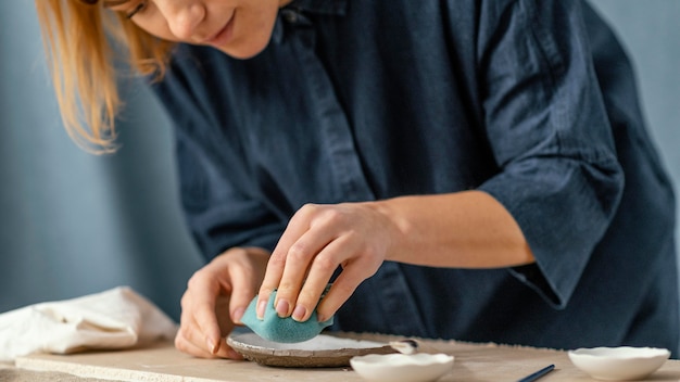 Free photo close-up woman using sponge