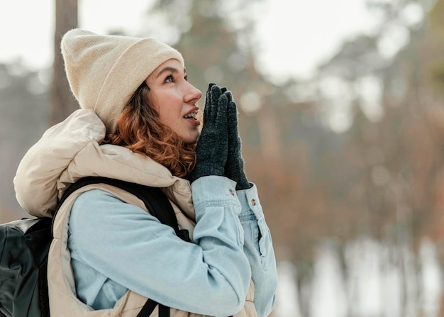 Free Photo close-up woman wearing gloves