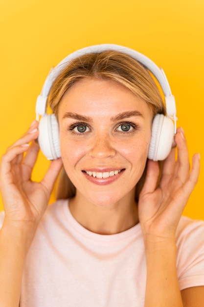 Free Photo close-up woman wearing headphones