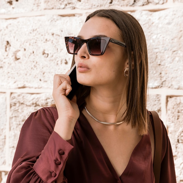 Free photo close-up woman wearing sunglasses