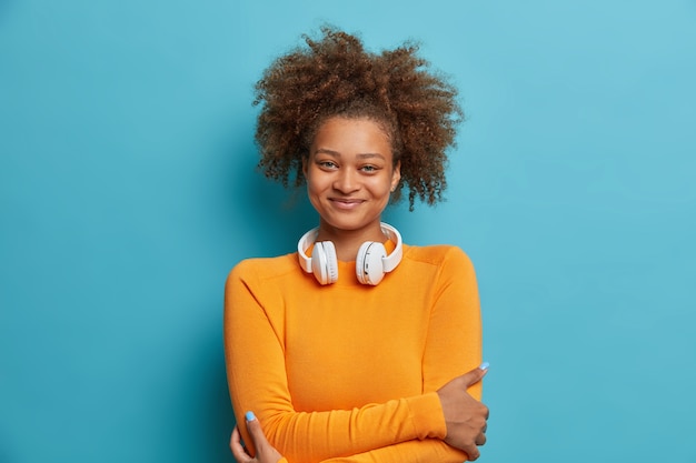 Free photo close up on woman with combed natural afro hair isolated