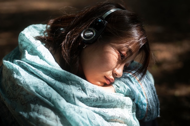 Free photo close up woman with headphones