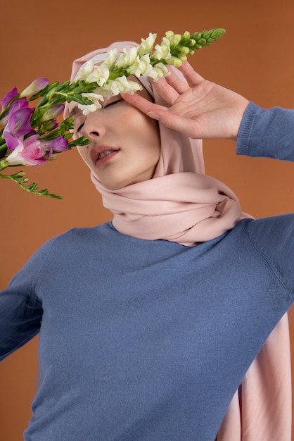 Free photo close up woman with hijab and flowers